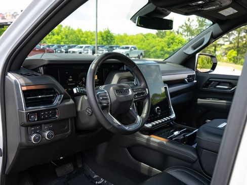 Used 2025 GMC Yukon XL Denali AWD/4WD image 13
