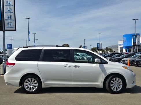 Used 2014 Toyota Sienna Limited w/ Limited Premium Package AWD/4WD image 8