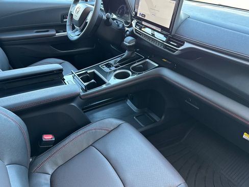 Certified 2025 Toyota Sienna XSE image 23