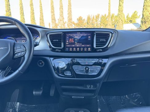 Used 2020 Chrysler Pacifica Touring-L image 15