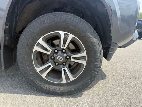Used 2019 Toyota Tacoma TRD Sport image 4