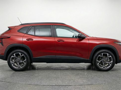 Used 2025 Chevrolet Trax LT image 11