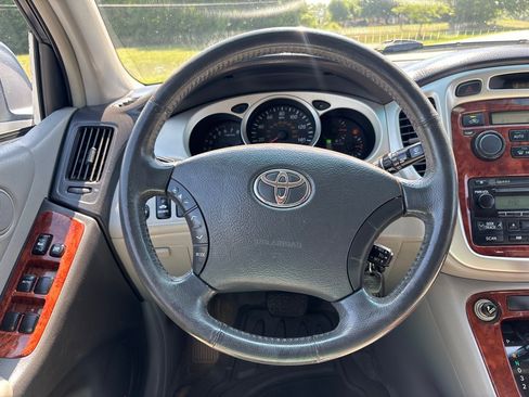 Used 2005 Toyota Highlander 2WD V6 w/ 3rd Row image 14