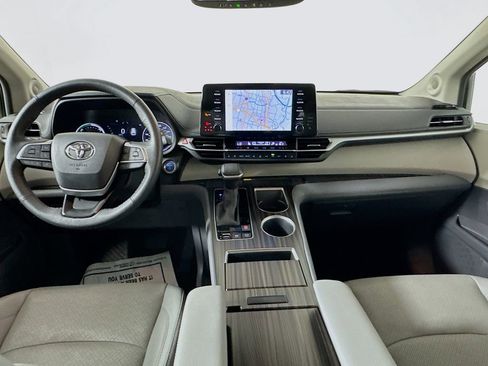 Used 2024 Toyota Sienna Limited image 26
