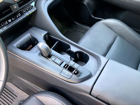 Used 2023 Toyota Crown Limited image 17