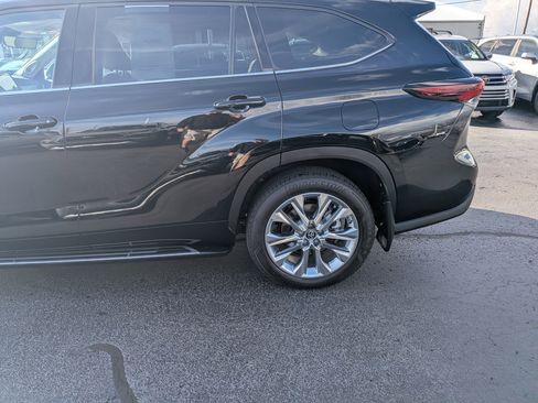 Used 2024 Toyota Highlander Limited image 7