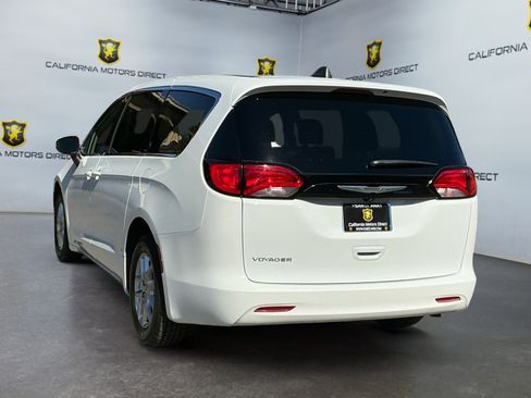 Used 2022 Chrysler Voyager LX image 7