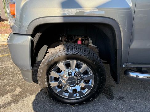 Used 2018 GMC Sierra 2500 Denali w/ Suspension Package, Off-Road image 38