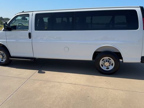 Used 2025 Chevrolet Express 3500 LT w/ LT Preferred Equipment Group RWD image 6