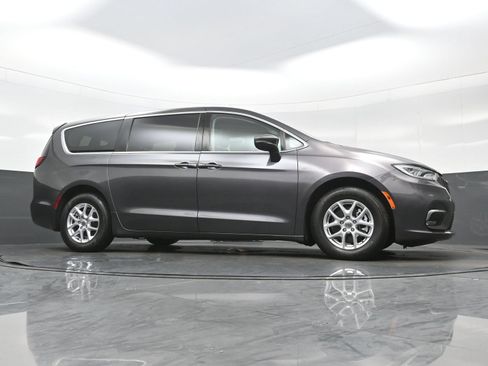 Used 2023 Chrysler Pacifica Touring-L FWD image 35