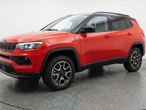 Used 2025 Jeep Compass Trailhawk image 3