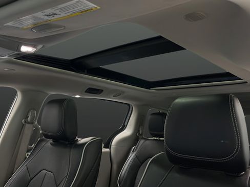 Used 2023 Chrysler Pacifica Limited w/ Uconnect Theater Family Group FWD image 12