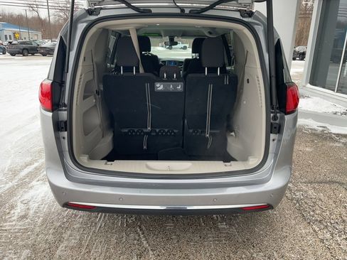 Used 2020 Chrysler Pacifica Touring image 14