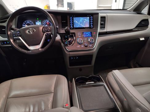 Used 2019 Toyota Sienna XLE image 16