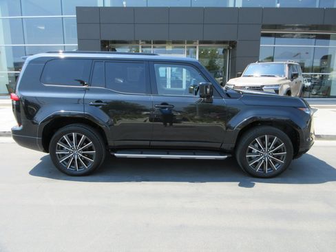 Used 2024 Lexus GX 550 w/ Accessory Package (2T) AWD/4WD image 11