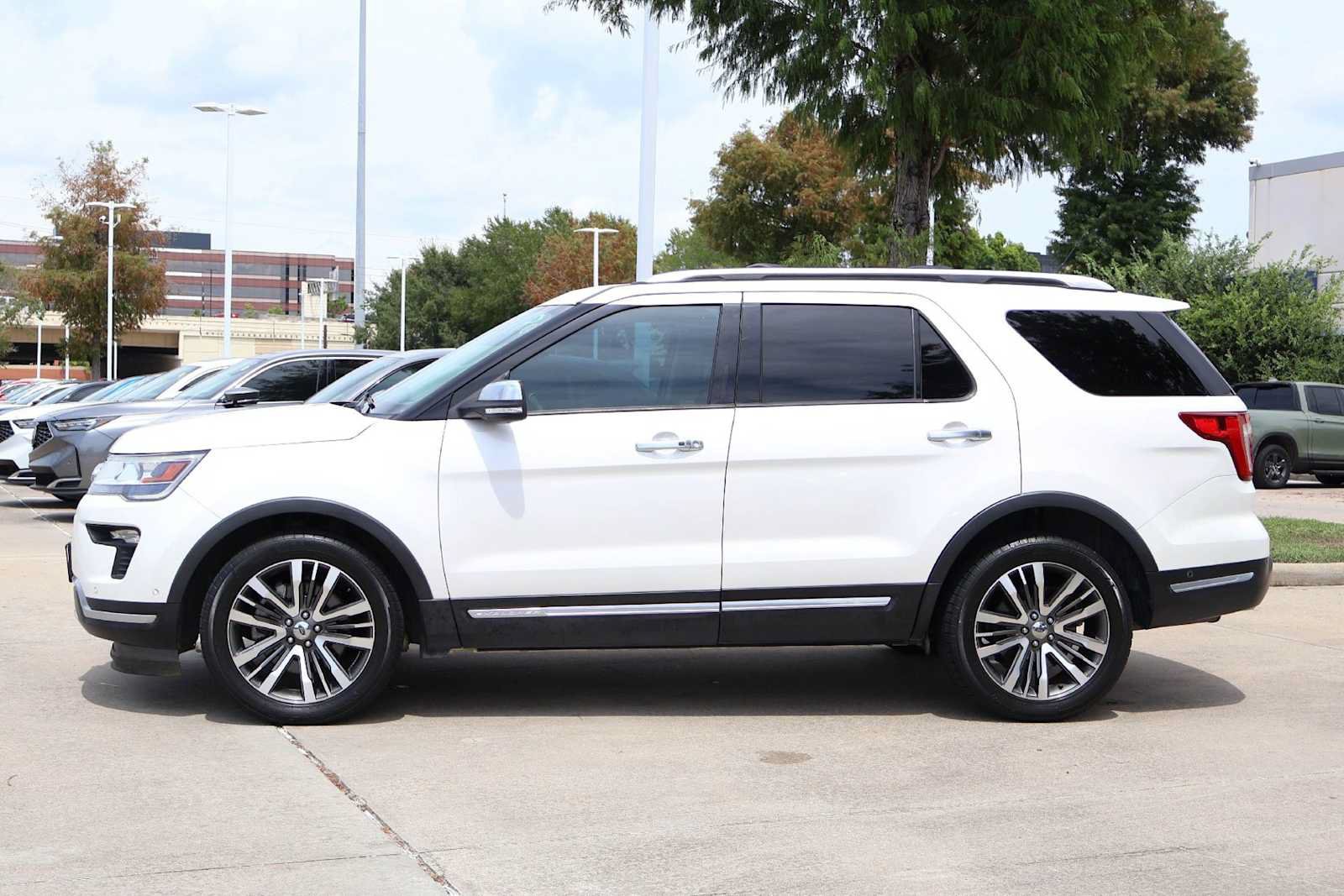 Used 2019 Ford Explorer Platinum AWD/4WD image 3