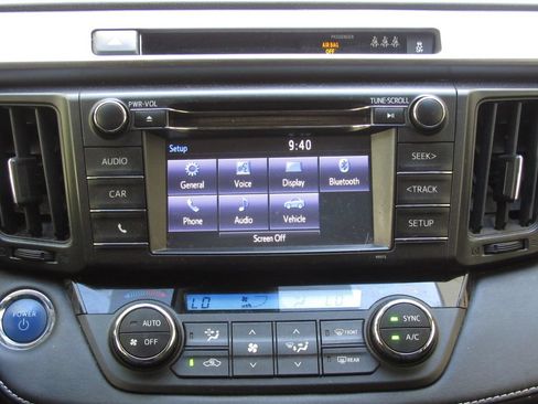 Certified 2018 Toyota RAV4 LE AWD/4WD image 26