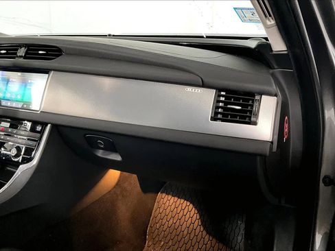 Used 2017 Jaguar XF Prestige image 18