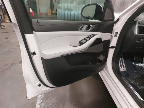 Used 2023 BMW X7 xDrive40i w/ Executive Package image 27