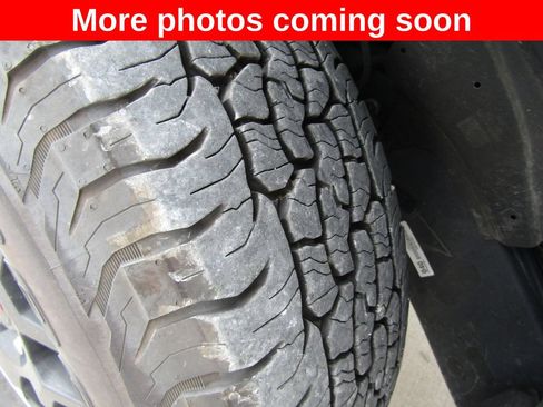 Used 2025 Toyota Tacoma TRD Off-Road AWD/4WD image 10