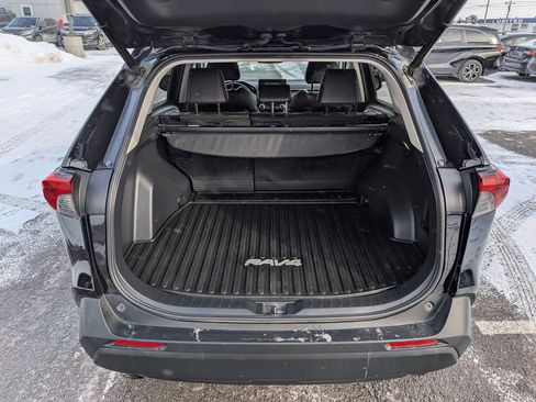 Used 2022 Toyota RAV4 XLE Premium image 18