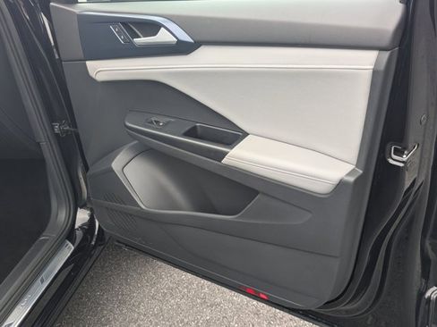 Used 2024 Volkswagen Taos SE image 13