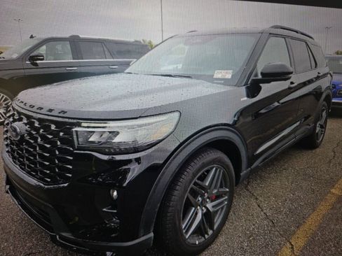Used 2025 Ford Explorer ST-Line w/ ST-Line Street Pack image 2
