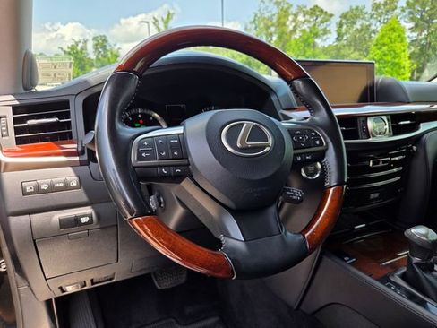 Used 2017 Lexus LX 570 4WD w/ Luxury Package image 10