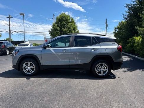 Used 2023 GMC Terrain SLE w/ Driver Convenience Package AWD/4WD image 2