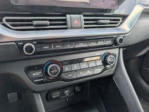 Used 2022 Kia Niro EX Premium FWD image 17