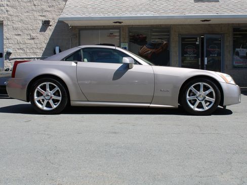 Used 2005 Cadillac XLR RWD image 16