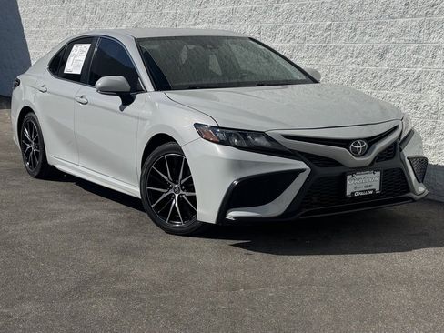 Used 2023 Toyota Camry SE image 2