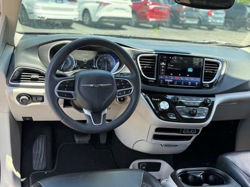 Used 2023 Chrysler Pacifica Touring-L FWD image 5