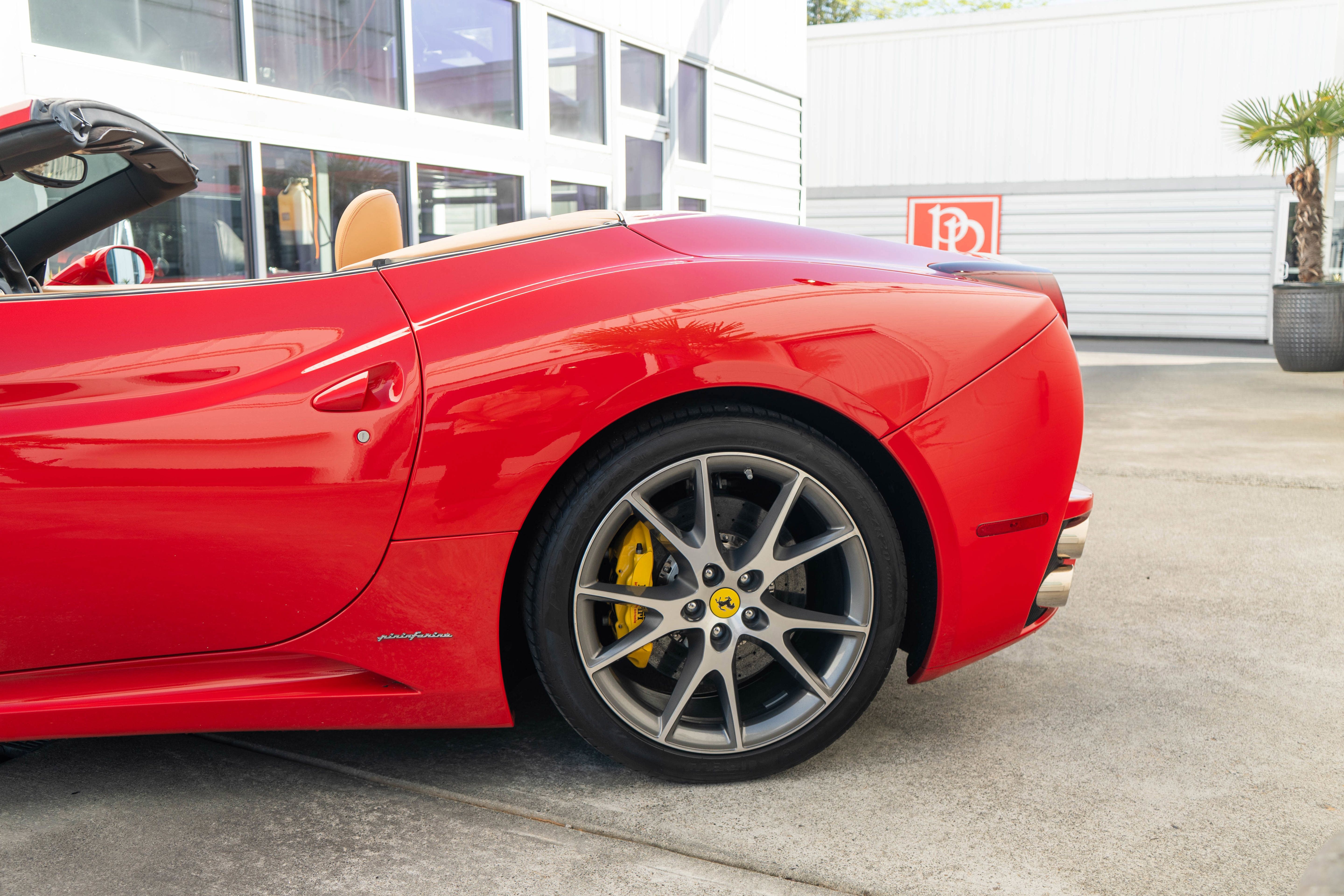 Used 2010 Ferrari California RWD image 5