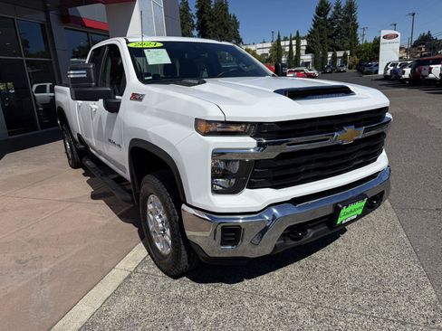 Used 2024 Chevrolet Silverado 3500 LT AWD/4WD image 8