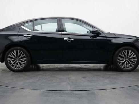 Used 2025 Nissan Altima 2.5 SV image 11