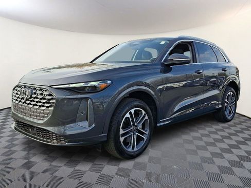 Used 2025 Audi Q5 Premium w/ Convenience Package image 3