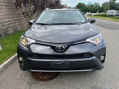 Used 2018 Toyota RAV4 XLE AWD/4WD image 2