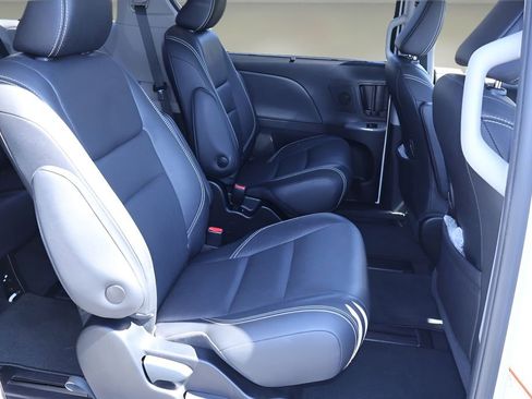 Certified 2019 Toyota Sienna SE Premium image 19