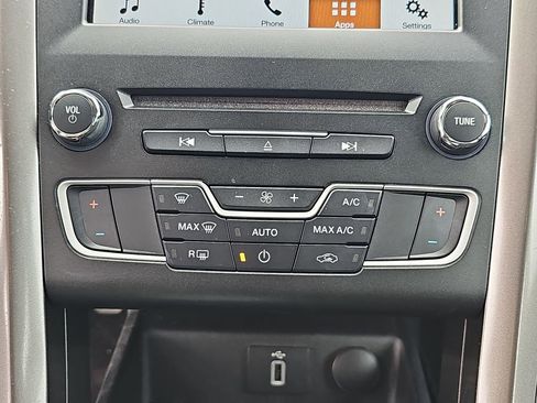 Used 2017 Ford Fusion SE w/ Fusion SE Technology Package image 28