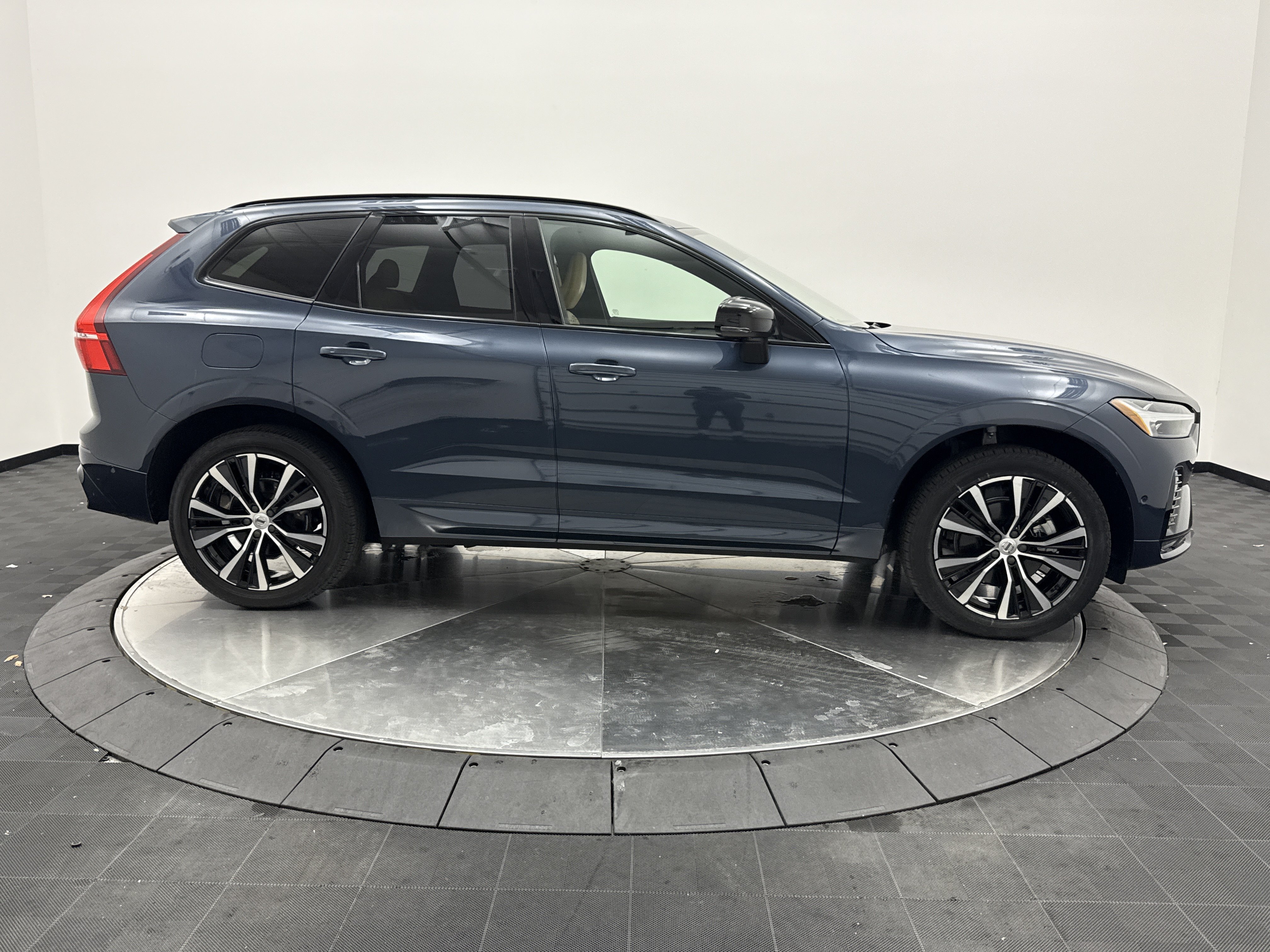 Certified 2024 Volvo XC60 B5 Ultimate w/ Protection Package Premier AWD/4WD image 8