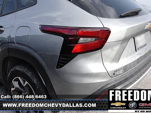 Used 2025 Chevrolet Trax LT w/ Driver Confidence Package FWD image 9