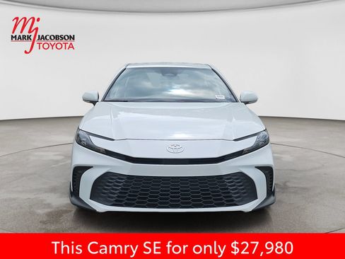 Used 2025 Toyota Camry SE FWD image 3
