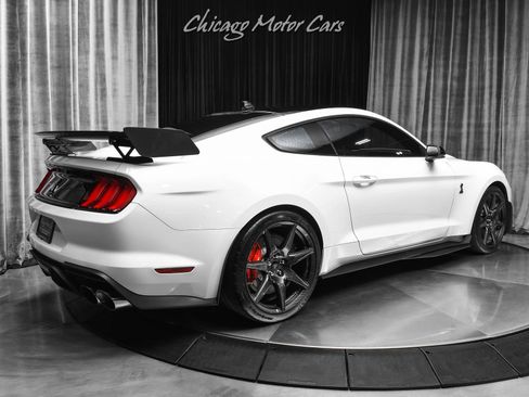 Used 2022 Ford Mustang Shelby GT500 w/ Carbon Fiber Track Pack RWD image 5