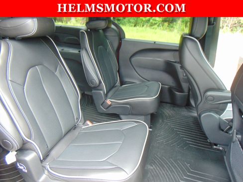Certified 2025 Chrysler Pacifica Limited FWD image 38