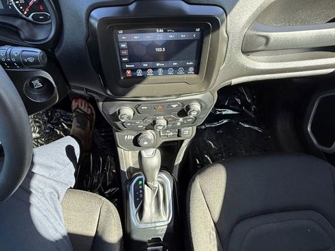 Used 2018 Jeep Renegade Latitude w/ Popular Equipment Group image 13