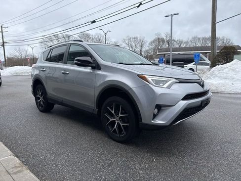 Used 2017 Toyota RAV4 SE image 3
