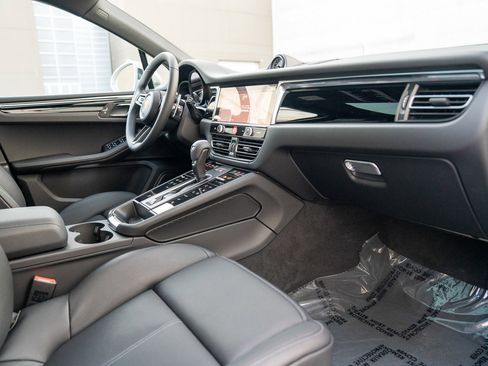 Certified 2025 Porsche Macan image 26