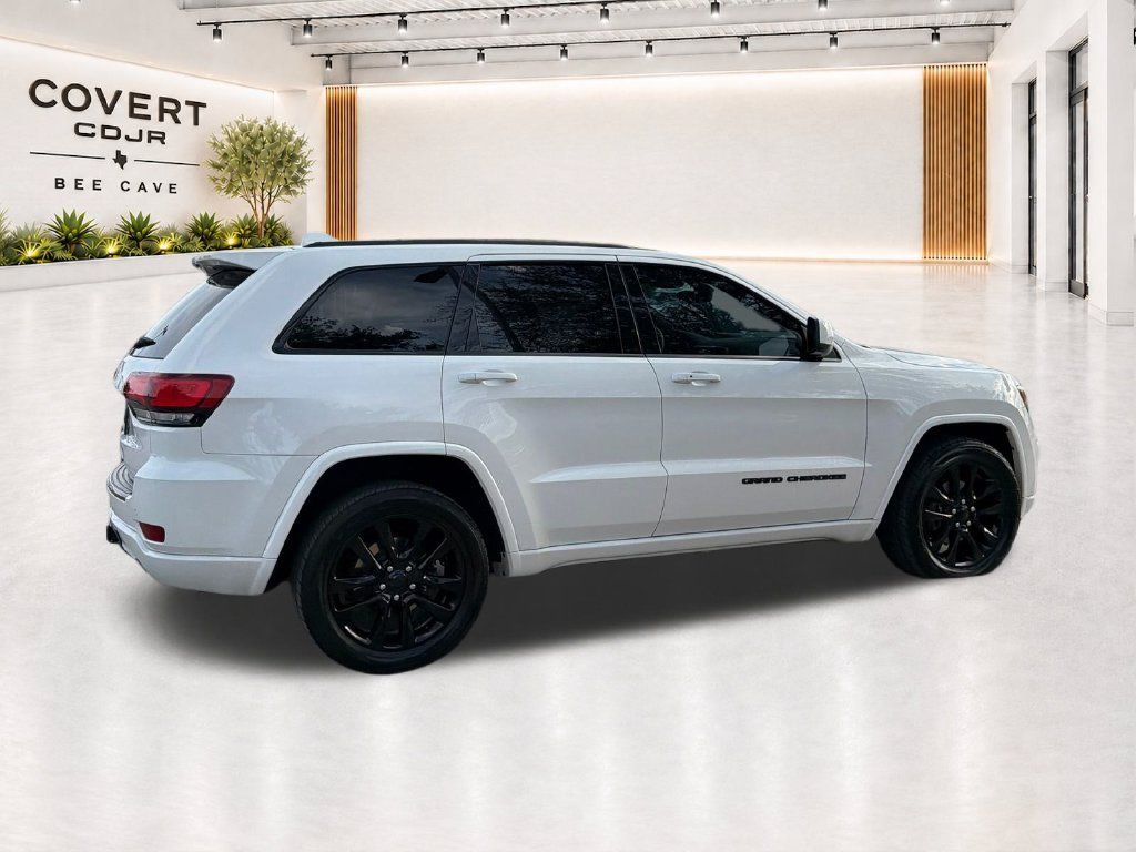 Used 2017 Jeep Grand Cherokee Altitude AWD/4WD image 10