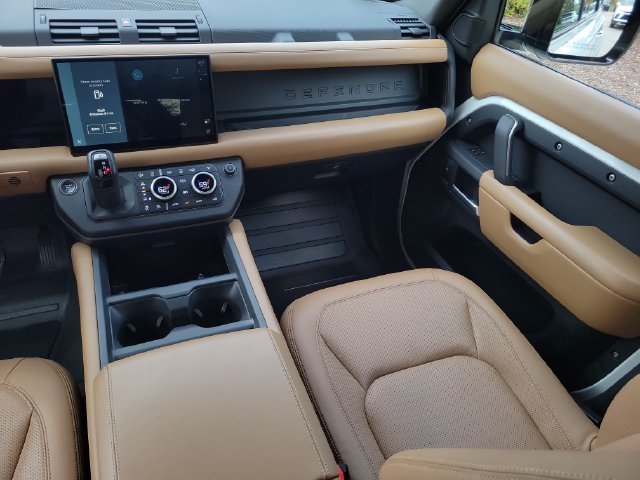 Used 2025 Land Rover Defender 110 X-Dynamic SE AWD/4WD image 18